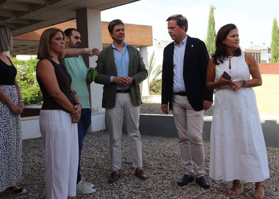 El delegado de Educación de la Junta Diego Copé (centro), en su visita al IES Sierra de Aras de Lucena.