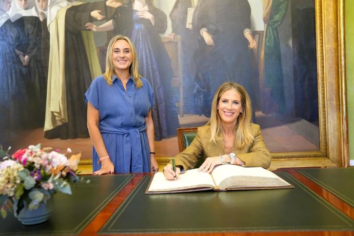 La presidenta del Parlamento de Andalucía, Ana Mestre, ha realizado este viernes su primera visita institucional al Ayuntamiento de Granada, donde ha mantenido una reunión con la alcaldesa, Marifrán Carazo.