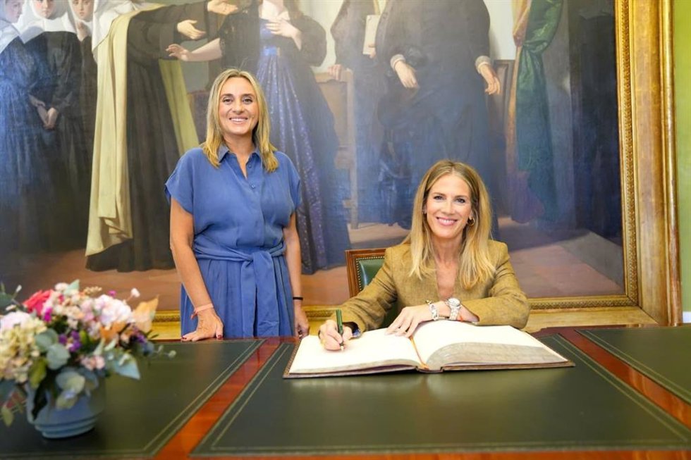 La presidenta del Parlamento de Andalucía, Ana Mestre, ha realizado este viernes su primera visita institucional al Ayuntamiento de Granada, donde ha mantenido una reunión con la alcaldesa, Marifrán Carazo.