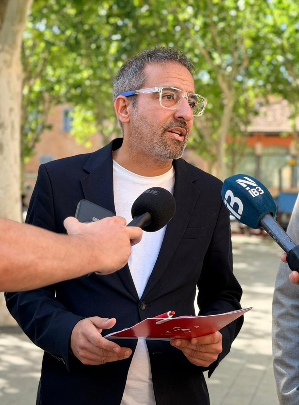El portavoz socialista de Llucmajor, Jaume J. Oliver, en atención a los medios.