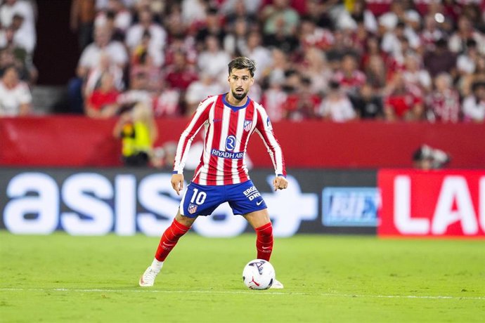 El jugador del Atlético de Madrid Álex Baena durante el partido en el Ramón Sánchez-Pizjuán ante el Sevilla.