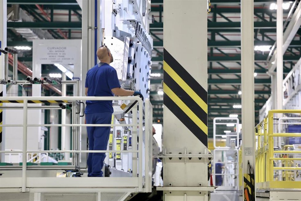 Archivo - Operarios trabajando en la nueva línea de producción del A350 de la Planta de Airbus en El Puerto de Santa María (Cádiz) 12 de noviembre de 2025.