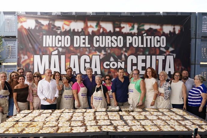 El presidente del PP, Alberto Núñez Feijóo (c); el presidente del PP-A y de la Junta de Andalucía, Juanma Moreno (7d), durante el acto de inicio del curso político.
