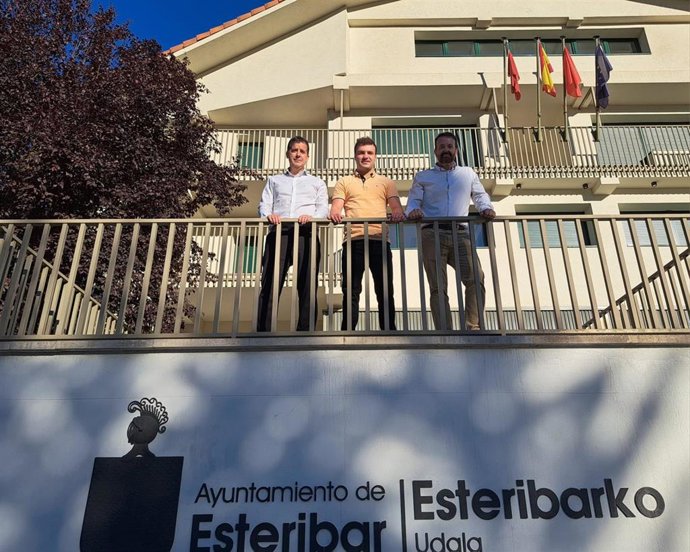 I-D: El consejero de Industria y Transición Ecológica y Digital Empresarial, Mikel Irujo; el alcalde de Esteribar, Guillermo Larrayoz, y el director general de Fomento Empresarial e Infraestructuras, Iñigo Arruti.