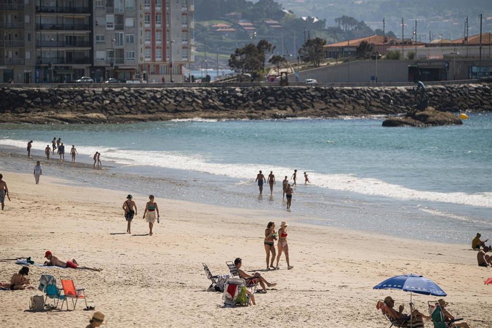Archivo - Gente en la playa en Sanxenxo (Pontevedra), a 6 de abril de 2026