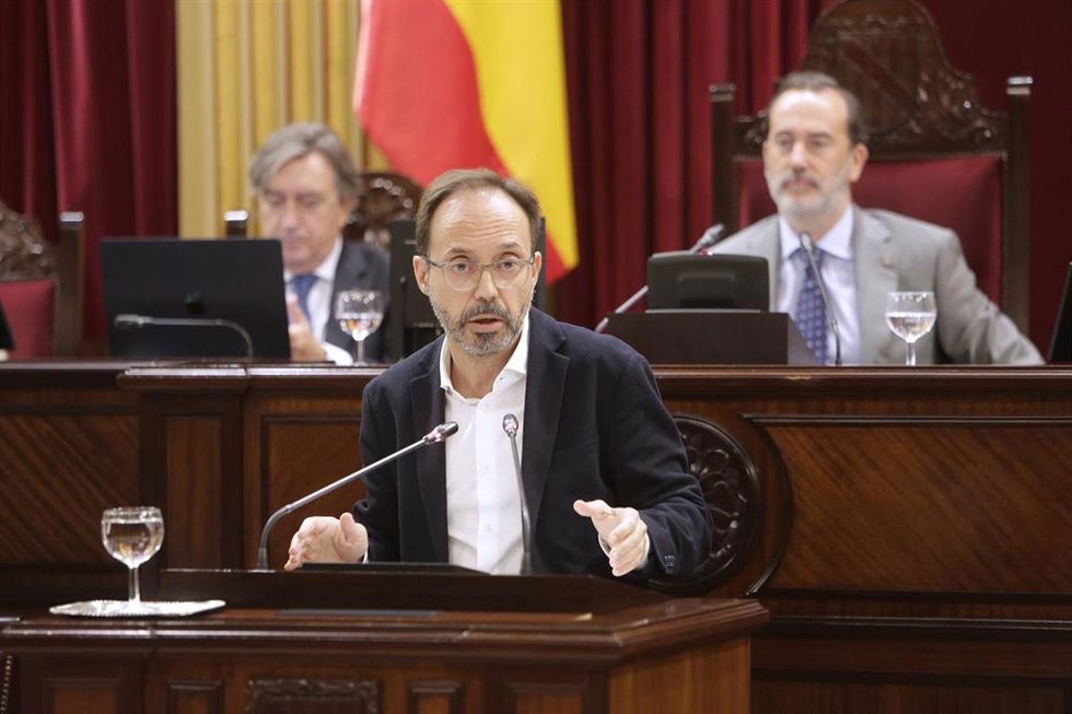 Archivo - El portavoz de Més per Menorca, Josep Castells, en un pleno