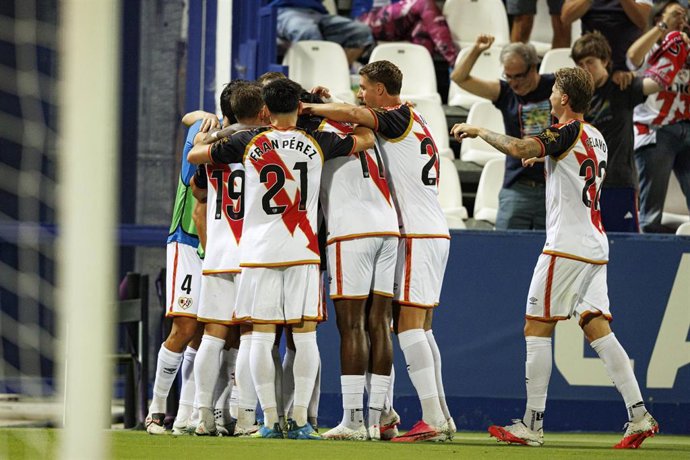 Jugadores del Rayo Vallecano celebran un gol ante el Deportivo Alavés en el Estadio Ontime Butarque en Leganés. 