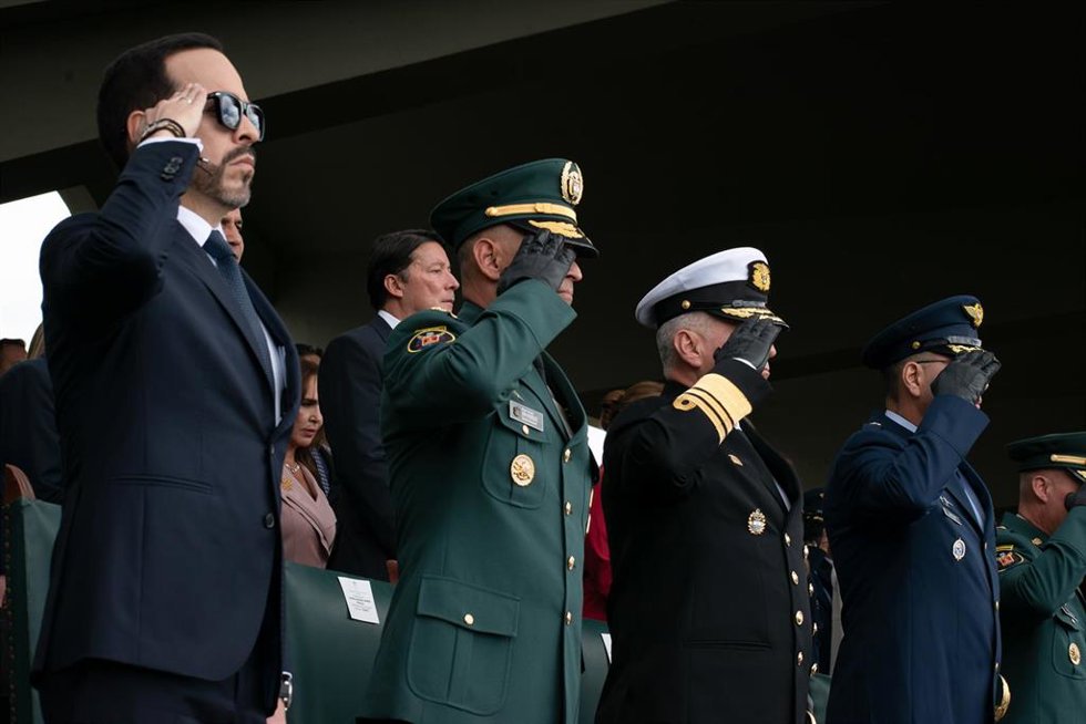 El presidente de Colombia, Abelardo de la Espriella, junto a la cúpula militar