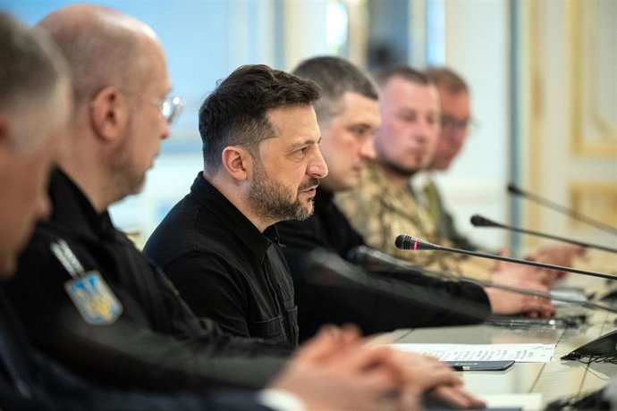 Archivo - El presidente de Ucrania, Volodimir Zelenski, durante una reunión con mandos militares. 