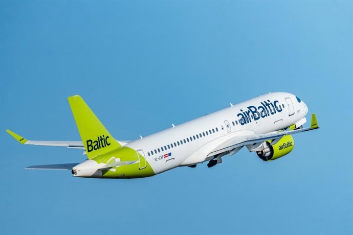 Archivo - Avión de airBaltic.