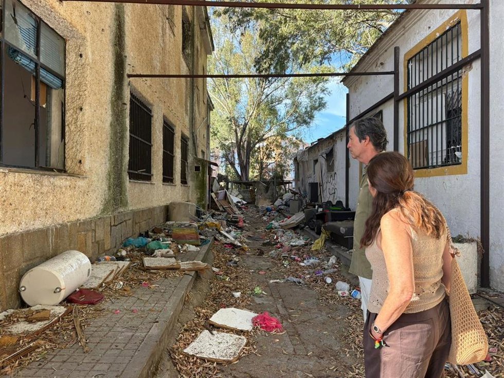 Los concejales de Vox en el Ayuntamiento de Huelva, Wenceslao Font y María López, durante una visita a la Casita Blanca.