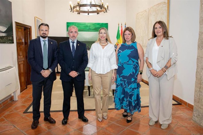 Encuentro de la presidenta de la Junta de Extremadura, María Guardiola, y del vicepresidente Abel Bautista, con representantes de AVT