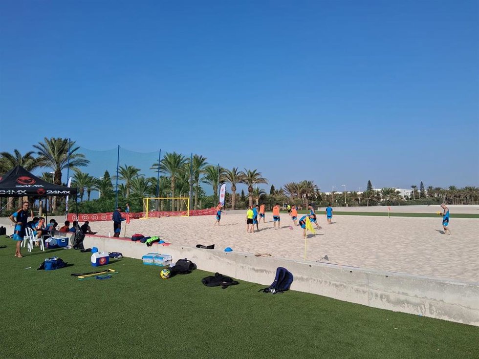 Entrenamiento de la selección española de fútbol playa en el Arena Center de El Toyo, en Almería.