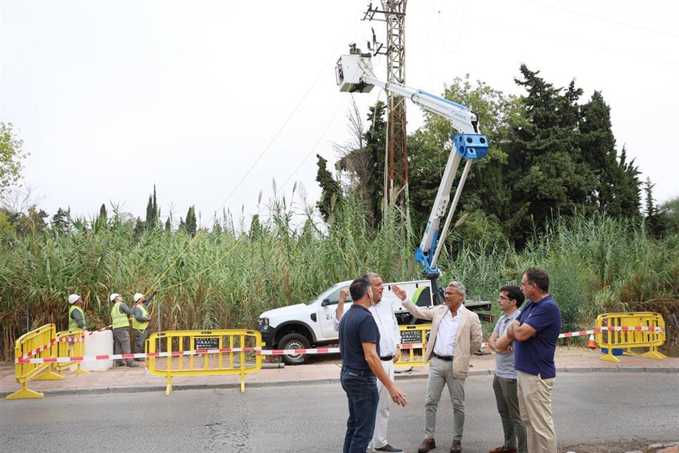 Marbella elimina siete torres de media tensión en la zona de Golden Beach.
