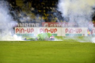 Futbol, Coquimbo Unido vs Huachipato. Fecha 21, Liga de primera 2026. Hinchas de la barra brava de Coquimbo Unido lanzan bombas de estruendo y bengalas a la cancha afectando al arquero de huachipato Cristian Bravo durante un partido de la liga de primera