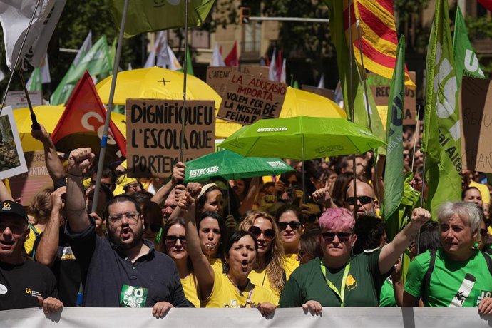 Archivo - Manifestantes durante una concentración convocada por Ustec·Stes, Aspepc·Sps, CGT Ensenyament y La Intersindical para reclamar mejoras laborales, a 12 de mayo de 2026, en Barcelona