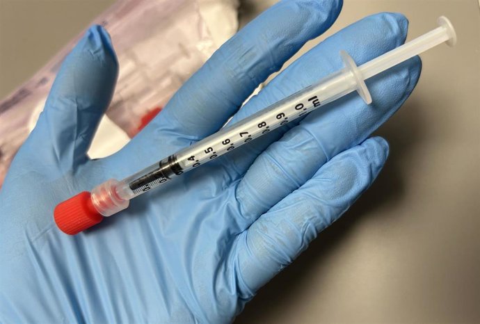 Jeringuilla con la que se aplica en Canarias el tratamiento para pacientes con piel de mariposa