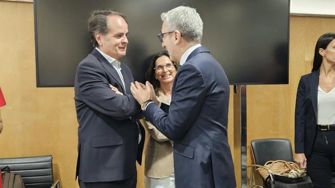 El consejero de Hacienda, Roberto Bermúdez de Castro, saluda al ministro Arcadi España ante la mirada de Isabel Martín-Retortillo.