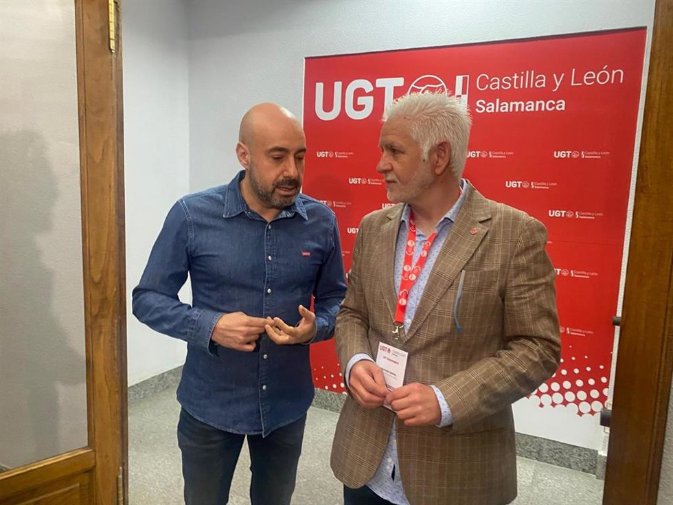 Marcelino Muñoz, a la derecha del secretario de UGT CyL, Óscar Lobo, presenta su candidatura a las primarias del PSOE para "liderar el cambio en el Ayuntamiento de Salamanca.