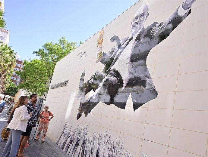 L'alcaldessa de València, María José Catalá, visita el mural, ja finalitzat.