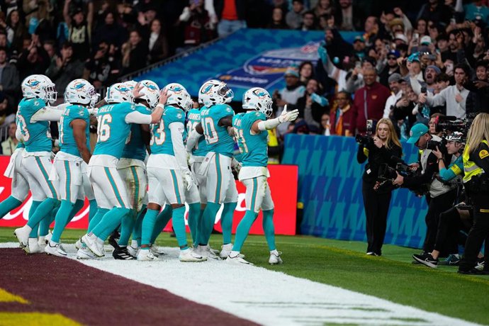 Archivo - Players of Miami Dolphins celebrate the victory during the National Football League (NFL) 2025 Madrid Game, match played between Miami Dolphins and Washington Commanders at Bernabeu stadium on November 16, 2025, in Madrid, Spain.