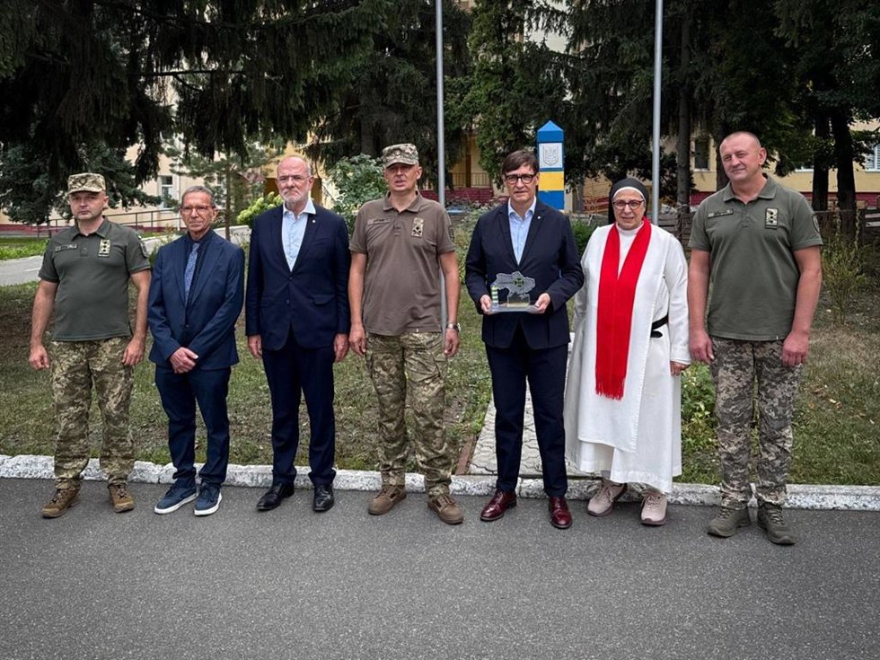 El presidente de la Generalitat, Salvador Illa, visita junto a la monja Sor Lucía Caram el destacamento 10 de la Guardia Fronteriza de Ucrania, con el que el Convent de Santa Clara colabora con el envío de ambulancias, vehículos y material médico