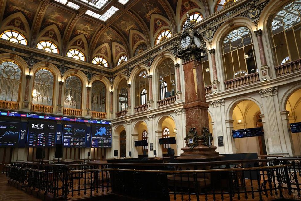 Archivo - Paneles del Ibex en el Palacio de la Bolsa de Madrid.