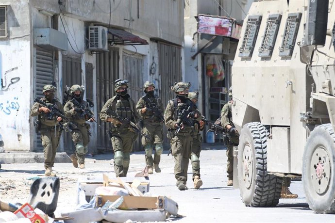 Soldados y vehículos militares israelíes operan en el interior del campo de refugiados de Askar durante una incursión al este de Nablus, en Cisjordania ocupada.