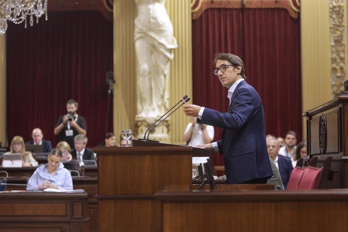 Archivo - El portavoz del PSIB en el Parlament, Iago Negueruela, durante la segunda jornada del Debate de Política General, en el Parlament balear, a 8 de octubre de 2025, en Palma de Mallorca, Mallorca, Baleares (España). 