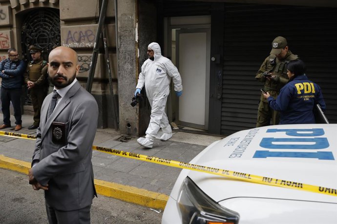 Valparaiso, 28 de julio 2025 Personal policial realiza pericias tras el robo a una sucursal del Banco Itau  Sebastian Cisternas/Aton Chile