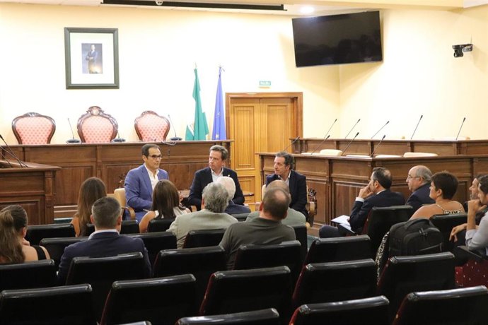 El consejero de Inteligencia Artificial, Desarrollo Digital y Administración Pública, José Antonio Nieto (izda.), en su encuentro con empresarios del sector del frío en Lucena.