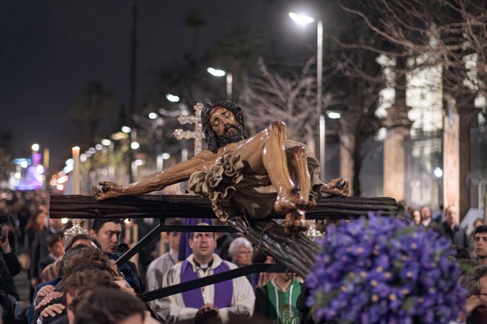 Imagen de un traslado en andas del Cristo de la Buena Muerte de Los Estudiantes al paso por la calle San Fernando