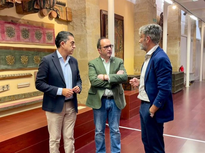 Pedro Cabrera, José Ayala e Ignacio Montoro en el Museo Ciudad de Baeza.