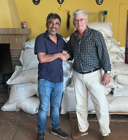 El presidente del Colegio de Veterinarios de Huelva, José Luis Carrillo (derecho), y al alcalde de Berrocal, Ángel Luis Romero.