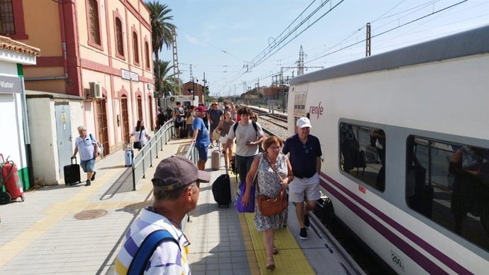 Viajeros toman el último tren de la línea Intercity Almería-Madrid en la estación de Huércal-Viator antes de las obras de adaptación de la infraestructura a los servicios de la Autopista Ferroviaria.