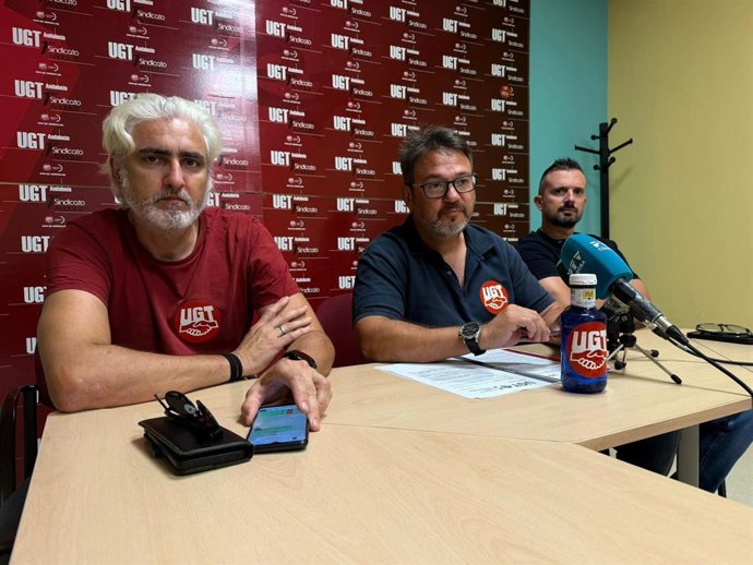 El secretario provincial del Sector de Enseñanza de UGT Servicios Públicos Córdoba, Juan Carlos Varo (centro), en rueda de prensa.