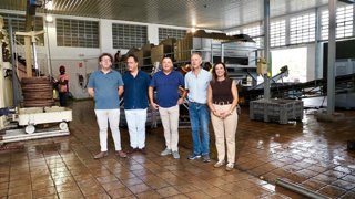 La delegada territorial de Agricultura, Pesca, Agua y Desarrollo Rural de la Junta en Córdoba, Raquel López, en su visita a la cooperativa San Acacio y Asunción de Montemayor.