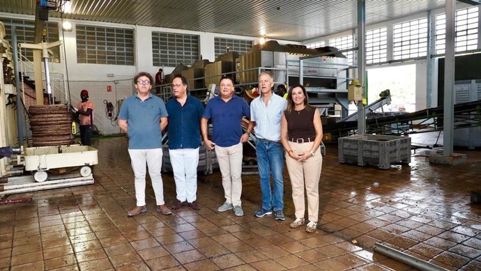 La delegada territorial de Agricultura, Pesca, Agua y Desarrollo Rural de la Junta en Córdoba, Raquel López, en su visita a la cooperativa San Acacio y Asunción de Montemayor.