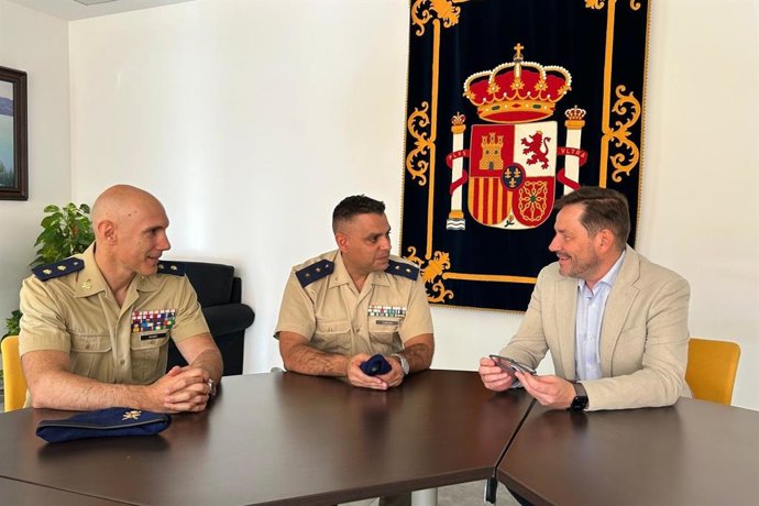 Recepción del subdelegado del Gobierno en Ciudad Real, David Broceño, al próximo jefe del Batallón de Helicópteros de Ataque de Almagro, Óscar Arias.