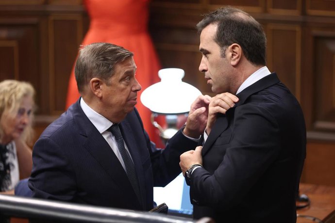 El ministro de Agricultura, Pesca y Alimentación, Luis Planas (i), y el vicepresidente primero y ministro de Economía, Comercio y Empresa, Carlos Cuerpo (d), durante una sesión plenaria en el Congreso de los Diputados, a 3 de septiembre de 2026, en Madrid