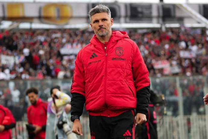 Futbol, Colo Colo vs Audax Italiano Fecha 21, Liga de Primera 2026. El entrenador de Colo Colo Fernando Ortiz es fotografiado durante el partido de la Liga de primera disputado en el estadio Monumental de Santiago, Chile. 30/08/2026 Felipe
