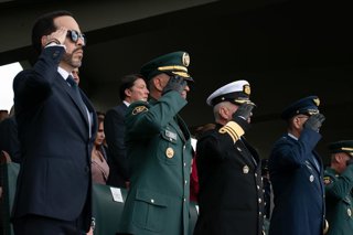 El presidente de Colombia, Abelardo de la Espriella, junto a la cúpula militar