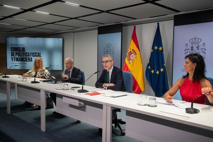 El ministro de Hacienda, Arcadi España (c), ofrece declaraciones a los medios tras la reunión del Consejo de Política Fiscal y Financiera (CPFF), en la sede del Ministerio de Hacienda, en el Edificio Cuzco, a 4 de septiembre de 2026, en Madrid (España). H