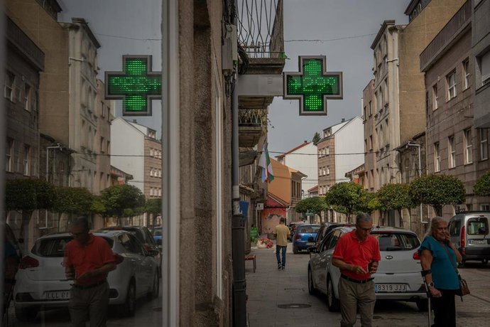 Termómetro exterior de una farmacia marca 29 grados, a 4 de septiembre de 2026.