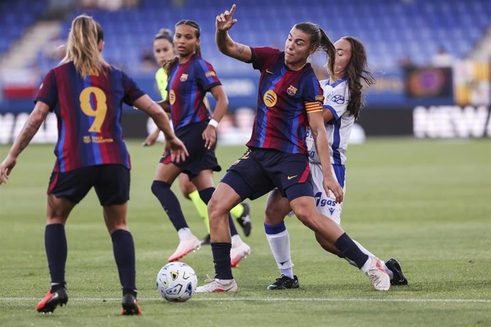 Patri Guijarro conduce la pelota durante el FC Barcelona-Costa Adeje Tenerife de la Liga F Moeve 26-27