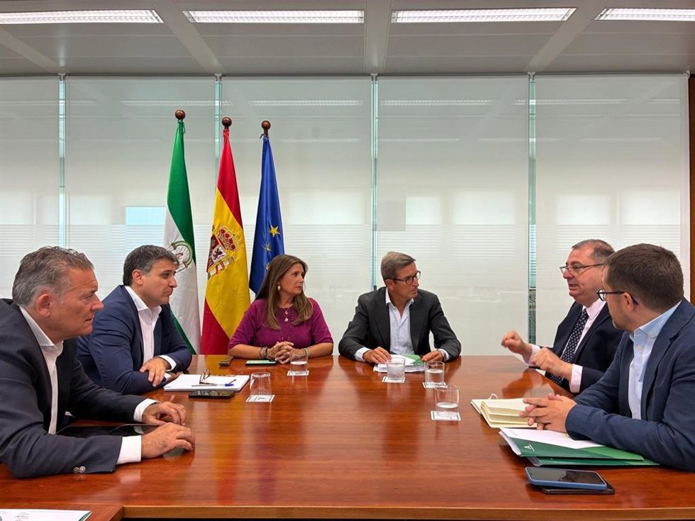 La alcaldesa de Linares, Auxi del Olmo, y el consejero Jorge Paradela, en la reunión sobre Aemsa Santana.