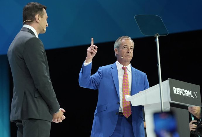4 de setembro de 2026, Reino Unido, Birmingham: O líder do Reform UK, Nigel Farage (à direita), e Jordan Bardella, presidente do partido francês Agrupamento Nacional, no palco durante a Conferência Nacional do Reform UK no Centro Nacional de Exposições, e