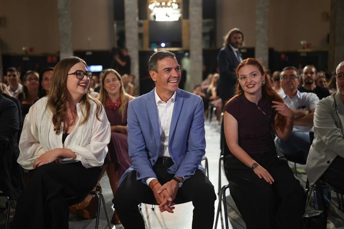 El presidente del Gobierno, Pedro Sánchez (c), durante la inauguración de la XXVI Asamblea del Consejo de la Juventud de España, a 4 de septiembre de 2026, en Madrid (España). 