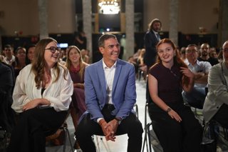El presidente del Gobierno, Pedro Sánchez (c), durante la inauguración de la XXVI Asamblea del Consejo de la Juventud de España, a 4 de septiembre de 2026, en Madrid (España). 
