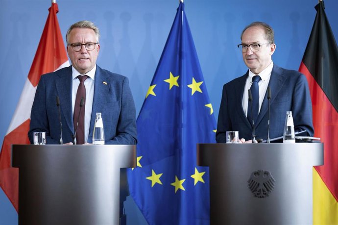 Archivo - El ministro del Interior de Dinamarca, Morten Bodskov, junto a su colega de Alemania, Alexander Dobrindt, en una rueda de prensa conjunta el pasado julio.